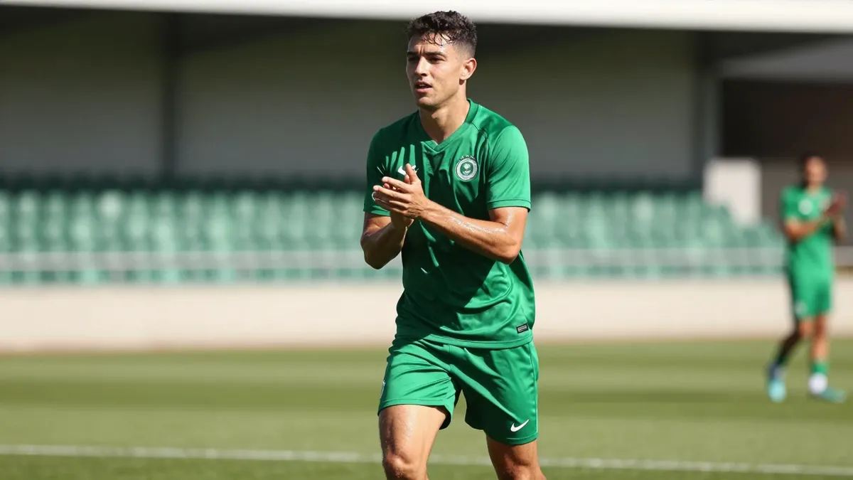 استدعى منتخب الجزائر لاعب الوسط عديل بوربعة البالغ 21 عاماً لمعسكر التصفيات بعد إصابة نبيل بن طالب في مباراة ليل ضد نيس،...